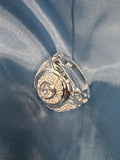 Anello Solitario Argento con Taglio Brillante e Fascia Intricata e Luminosa