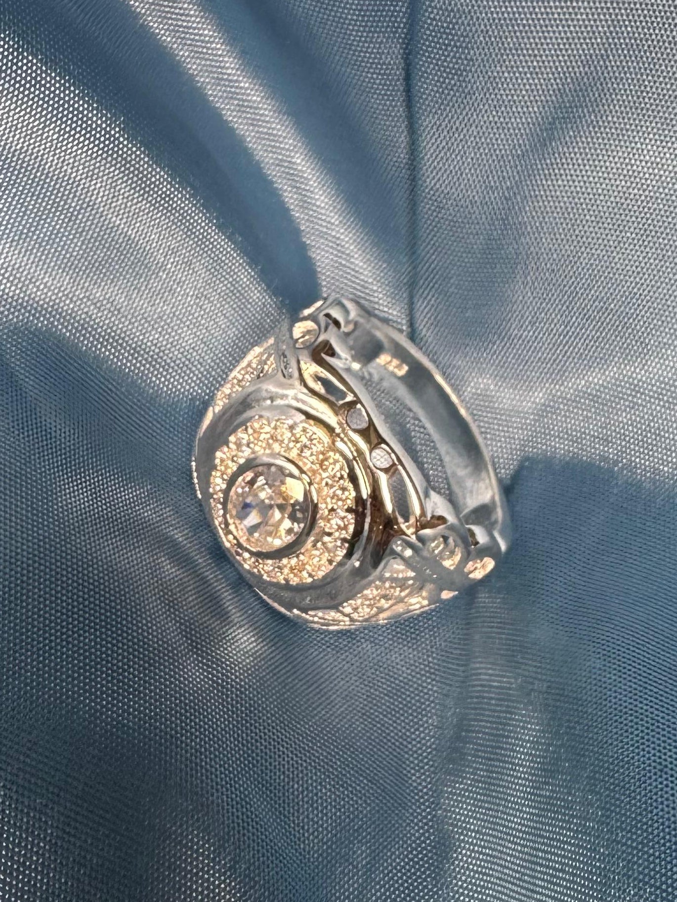 Anello Solitario Argento con Taglio Brillante e Fascia Intricata e Luminosa
