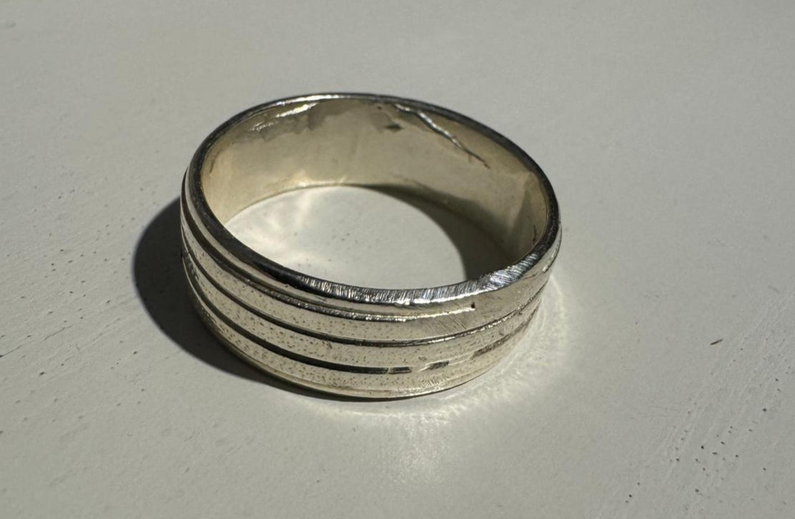 "Linea Orbitale" – Anello a Scanalature