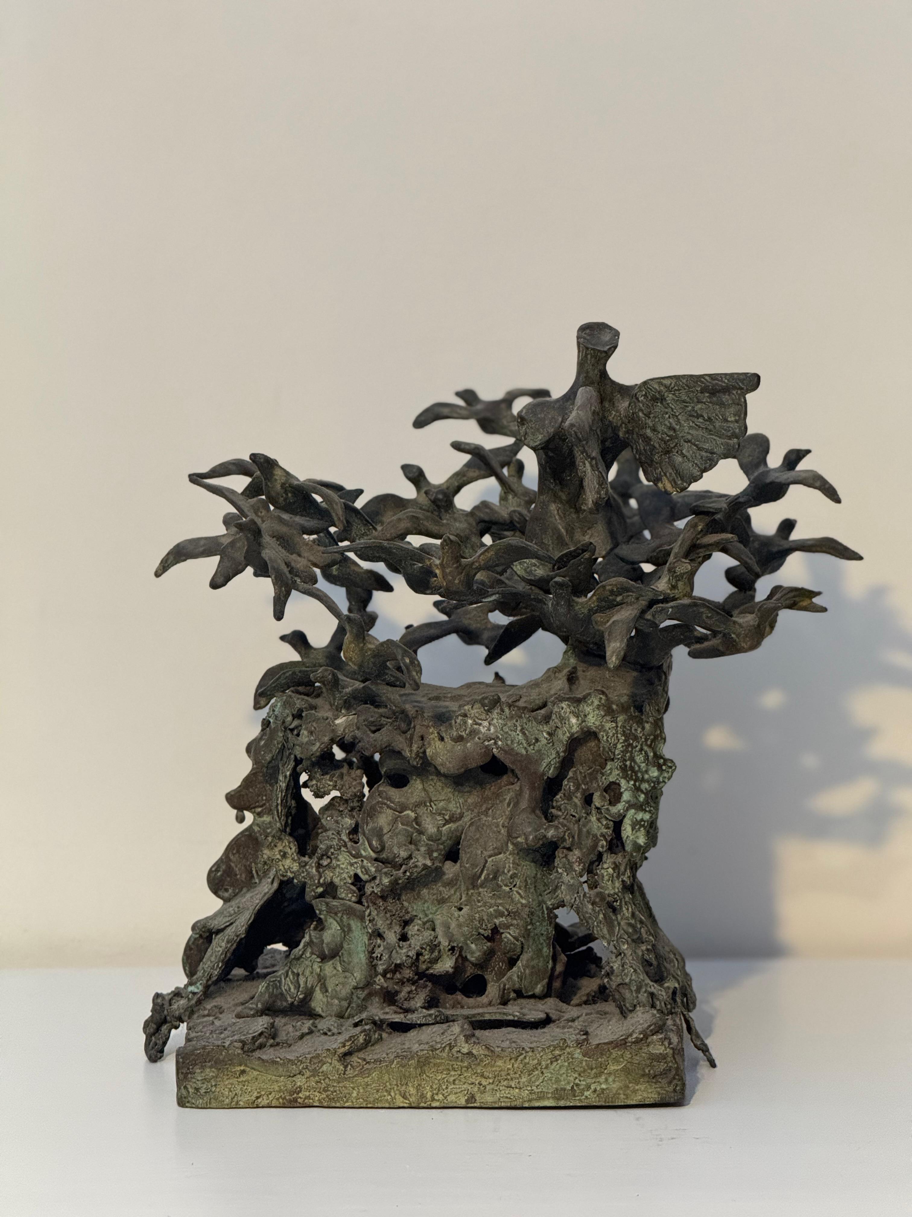 "Libertà nel Vento" – Scultura Monumentale in Metallo: Volo d'Aquile su Tronco