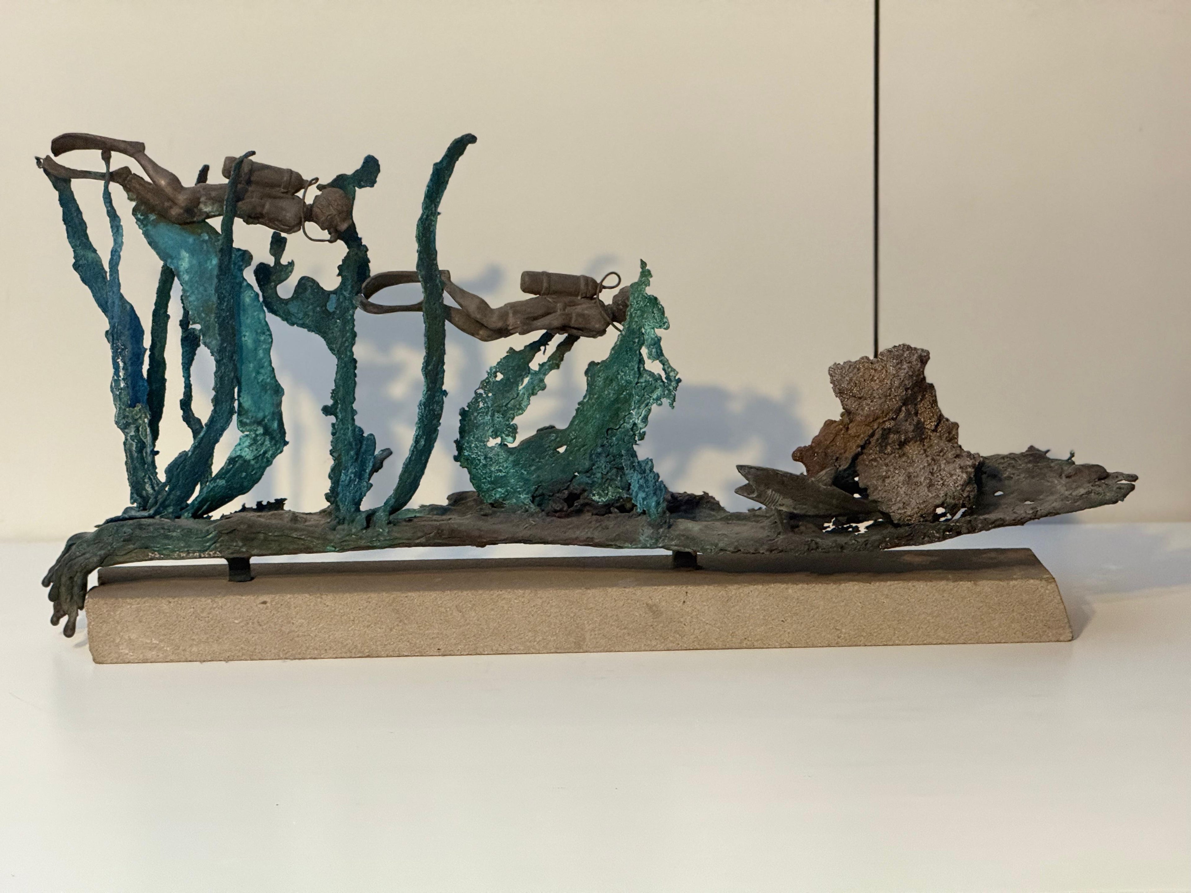 "Abissi Silenziosi" – Scultura Monumentale in Bronzo: Palombari in Esplorazione