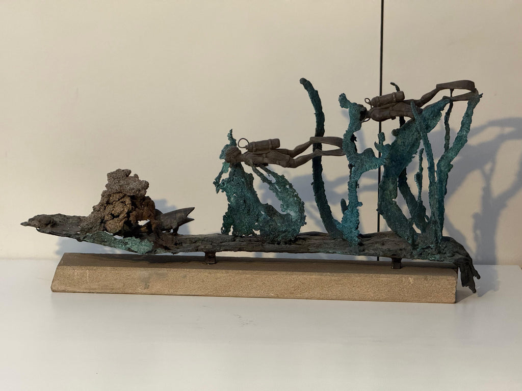 "Abissi Silenziosi" – Scultura Monumentale in Bronzo: Palombari in Esplorazione