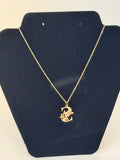 Collana "Essenza Floreale" – Iniziale con Intagli Botanici