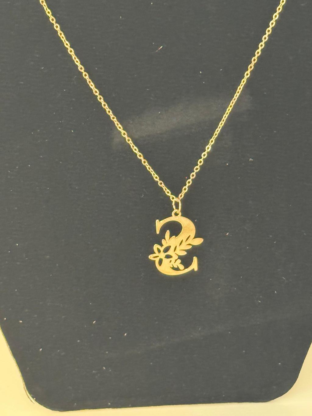 Collana "Essenza Floreale" – Iniziale con Intagli Botanici