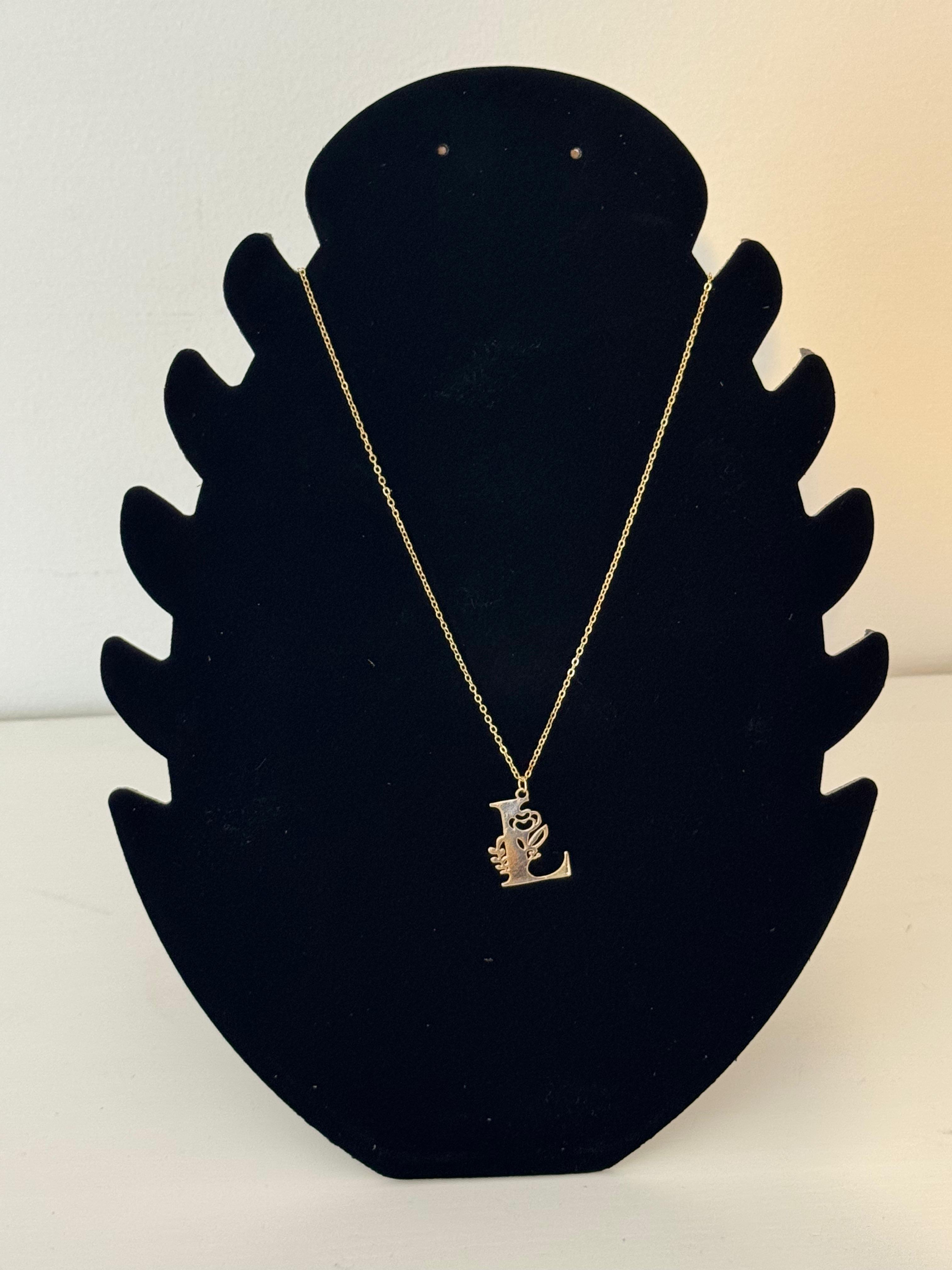 Collana "Essenza Floreale" – Lettera L con Intaglio Botanico