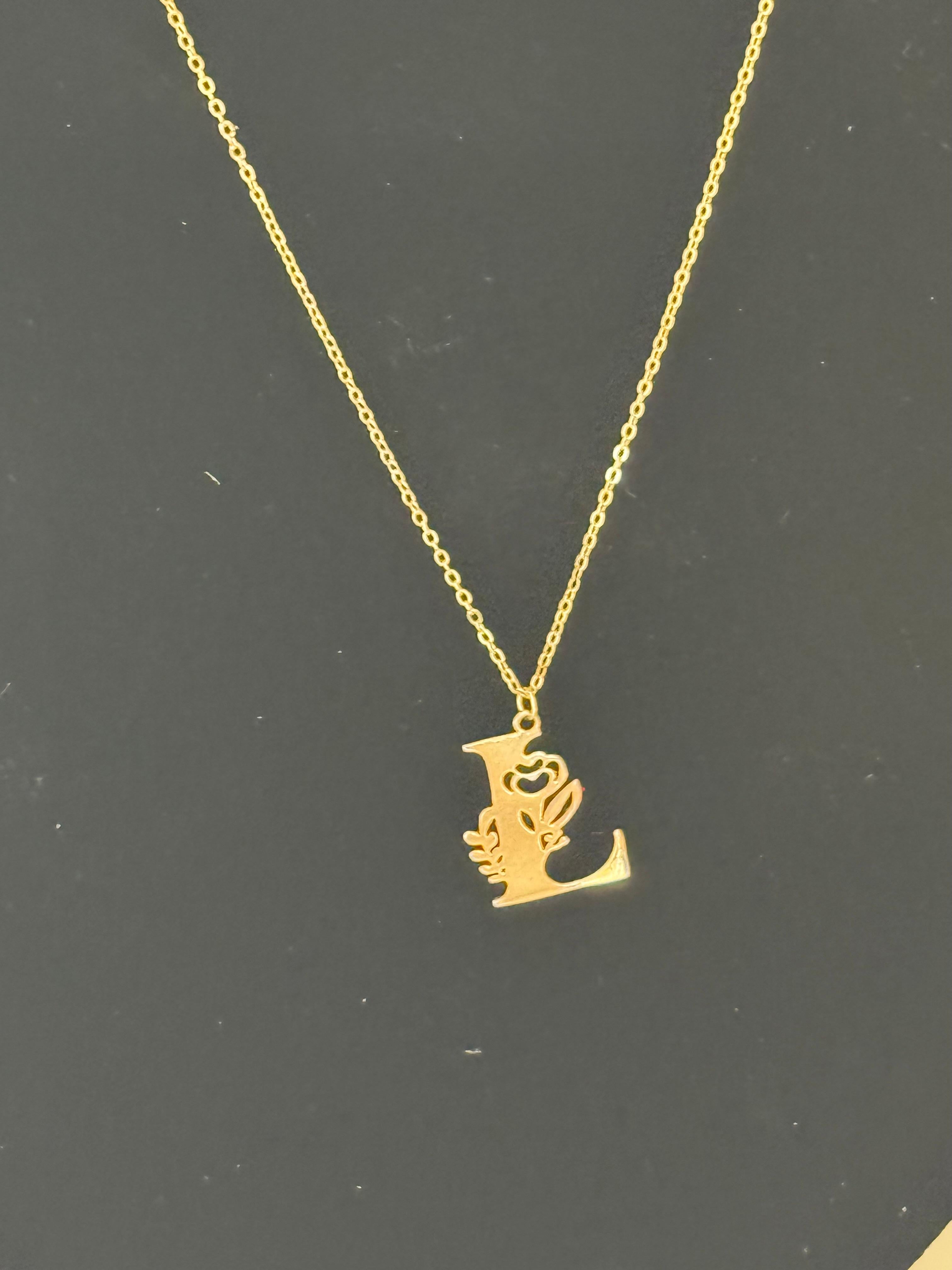 Collana "Essenza Floreale" – Lettera L con Intaglio Botanico