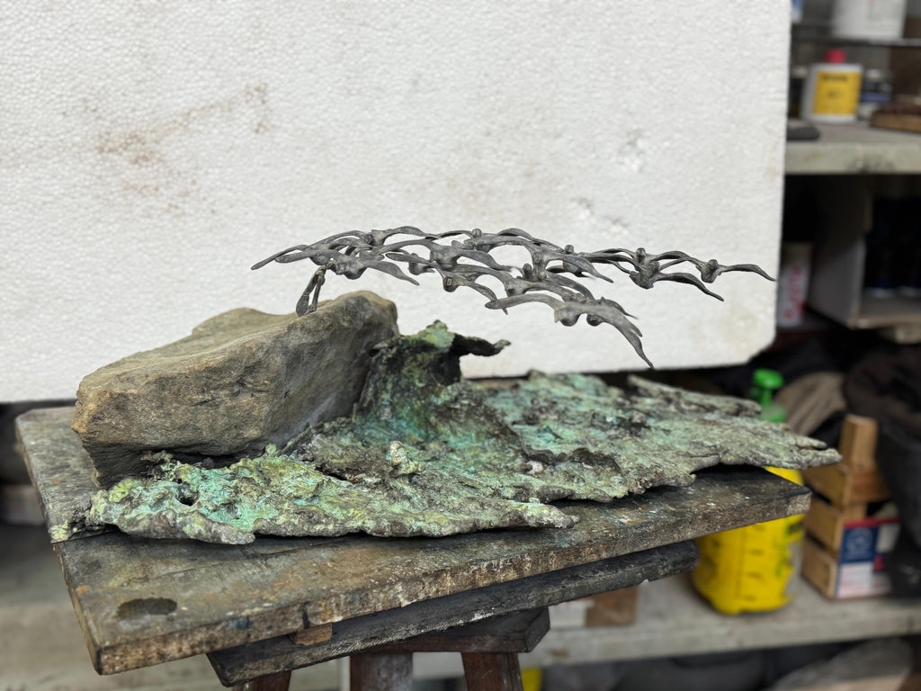 "Oltre l'Orizzonte" – Scultura Astratta in Metallo: Stormo in Volo Libero