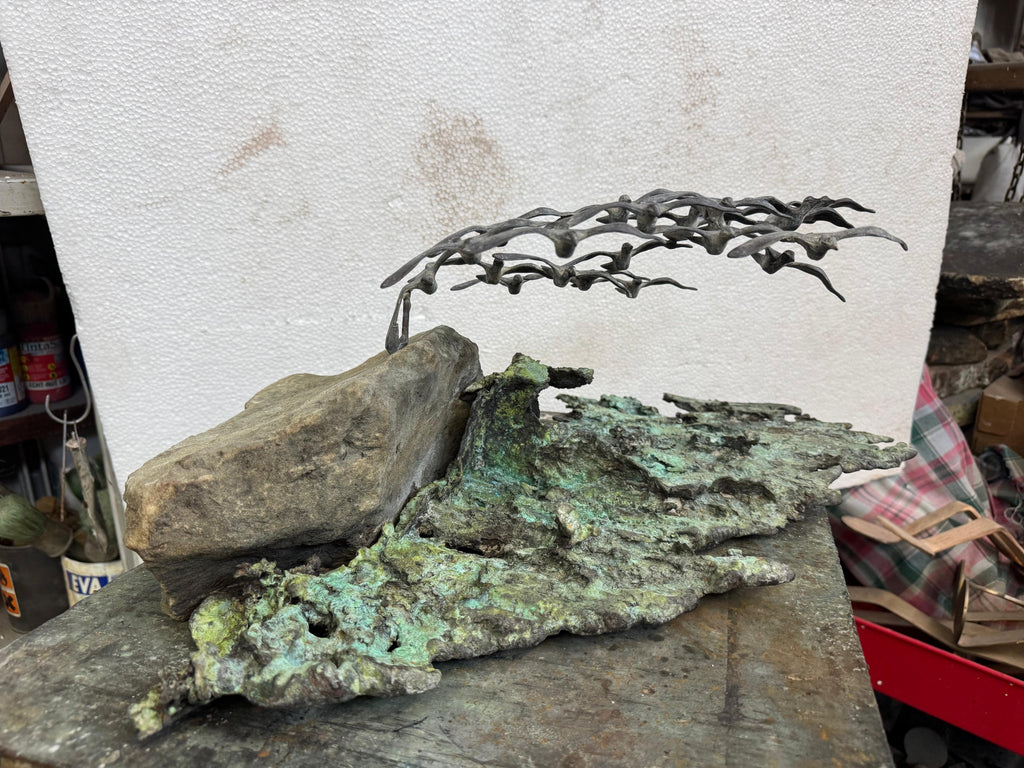 "Oltre l'Orizzonte" – Scultura Astratta in Metallo: Stormo in Volo Libero