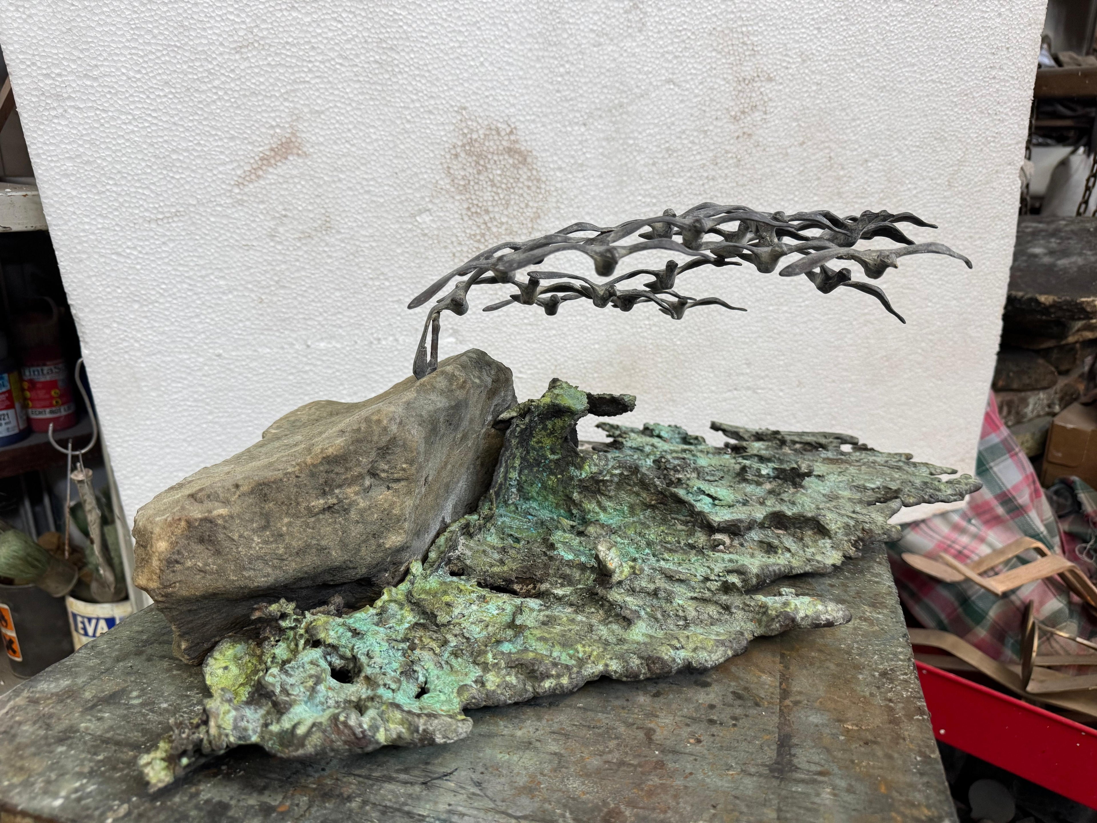 "Oltre l'Orizzonte" – Scultura Astratta in Metallo: Stormo in Volo Libero