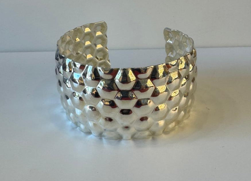 Bracciale a Fascia in Argento Lucido – Design Geometrico Martellato
