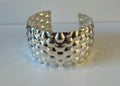 Bracciale a Fascia in Argento Lucido – Design Geometrico Martellato