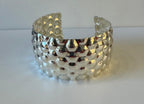 Bracciale a Fascia in Argento Lucido – Design Geometrico Martellato