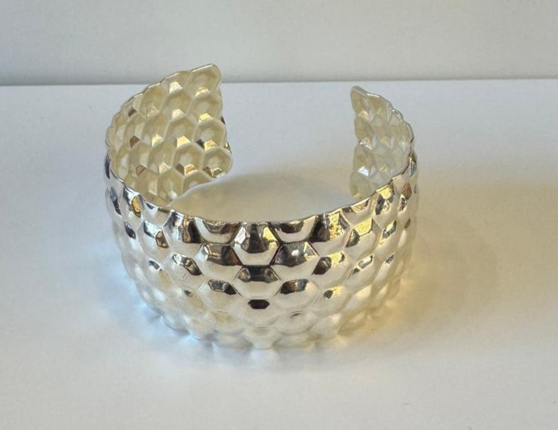 Bracciale a Fascia in Argento Lucido – Design Geometrico Martellato