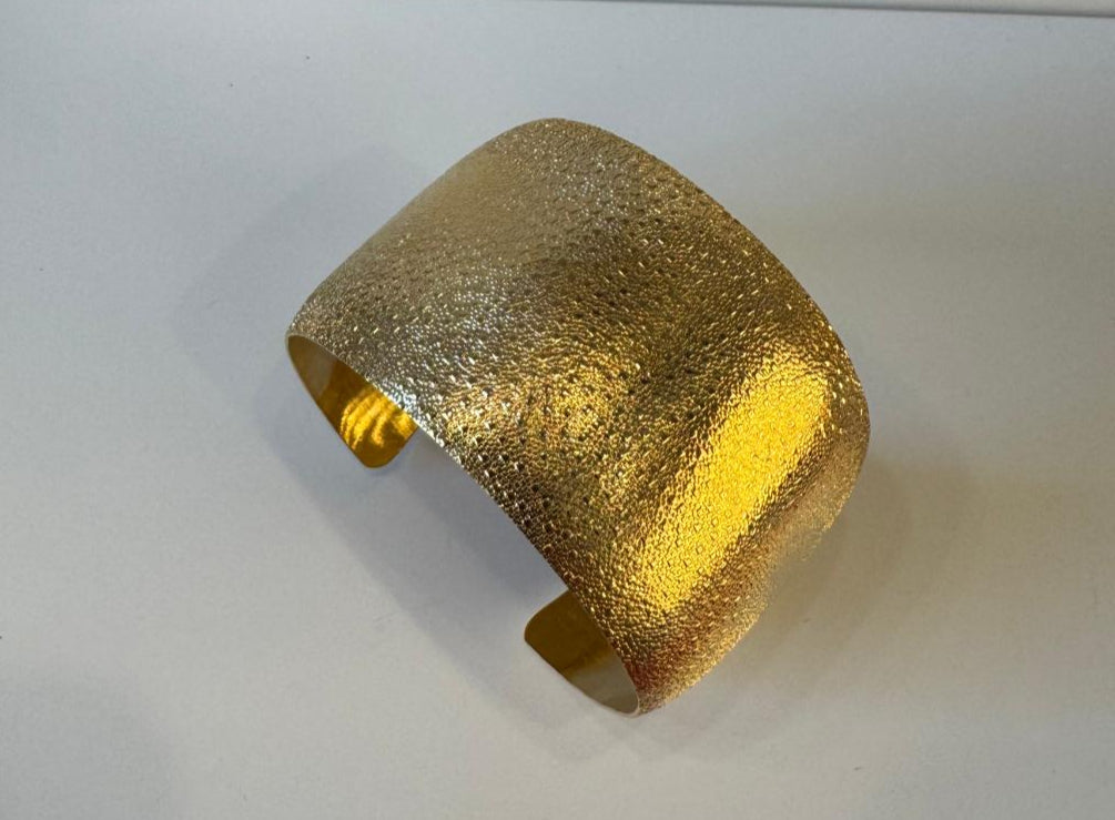 Bracciale a Fascia in Bronzo Dorato – Texture Martellata Artigianale