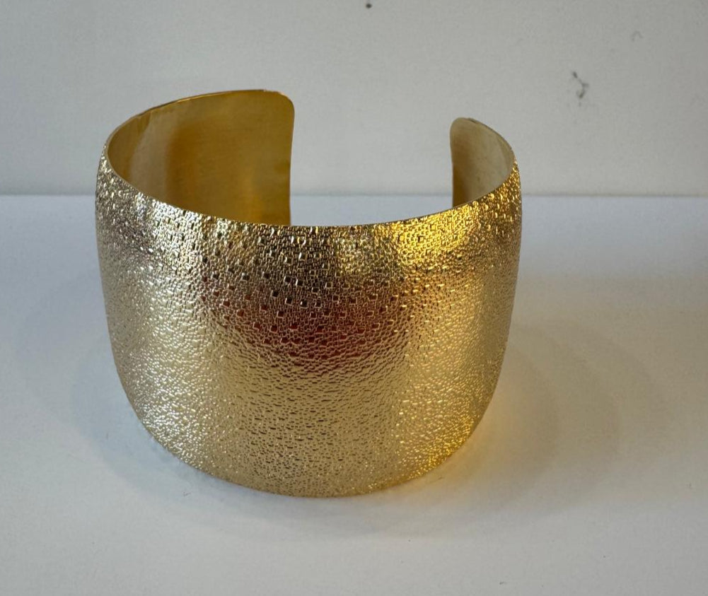 Bracciale a Fascia in Bronzo Dorato – Texture Martellata Artigianale