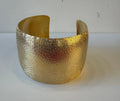 Bracciale a Fascia in Bronzo Dorato – Texture Martellata Artigianale