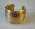 Bracciale a Fascia in Bronzo Dorato – Texture Martellata Artigianale